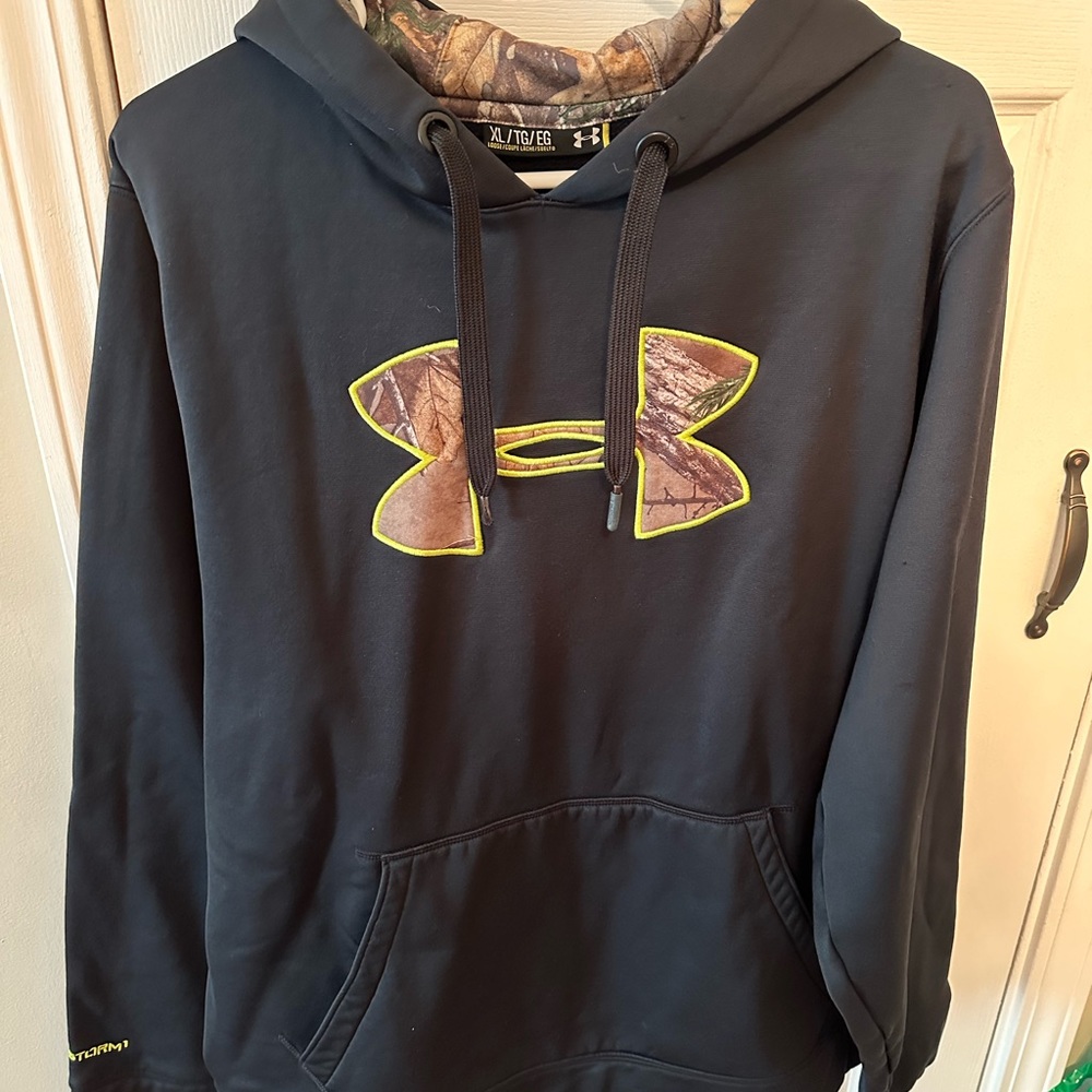 Men’s XL underarmour hoodie